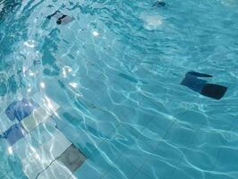 un' Visualizza di il nuoto piscina con blu piastrelle e fresco acqua foto