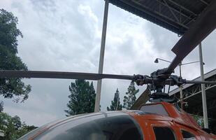 un' elicottero nel il hangar foto
