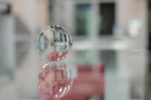 bicchieri lenti a contatto su il tavolo nel ottica, occhiali lenti a contatto foto