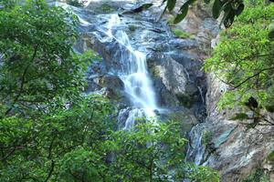 khlong lan cascata nel khlong lan nazionale parco nel kamphaeng feto Provincia, il ovest di Tailandia. foto