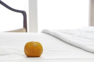 arancia su il bianca letto. dieta concetto. foto