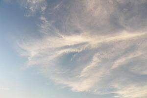 sera cielo con nube prima tramonto. foto