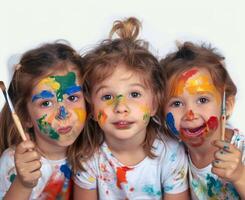 ai generato tre poco ragazze con dipingere su loro facce sorridente e giocando felicemente insieme a un' colorato arte festa, mondo arte giorno fotografia foto