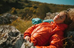 ai generato donna posa su roccioso la zona mentre escursionismo, mondo dormire giorno all'aperto avventure, addormentato sotto il stelle, ore notturne natura selvaggia dormire foto