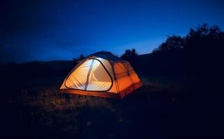 ai generato un' tenda illuminato nel il buio di il notte raggiante dolcemente, ore notturne campeggio scene, dormire in mezzo natura, mondo dormire giorno all'aperto serenità foto