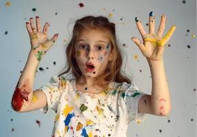 ai generato un' ragazza è pittura con dipingere utilizzando sua mani, mondo arte giorno creativo tiro foto
