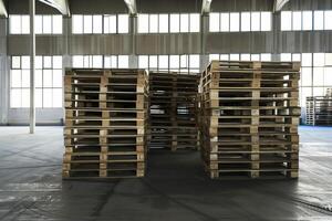 ai generato magazzino interno con di legno pallet e finestre. industriale sfondo foto