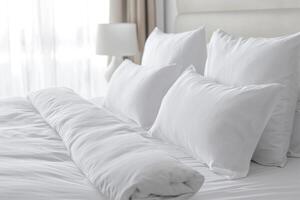 ai generato bellissimo letto nel un' Hotel camera con bianca cuscini foto