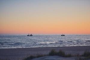 pesca Barche su il mare durante tramonto foto