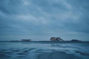 trampolo Casa a sankt Peter-ording Germania su buio nuvoloso giorno foto