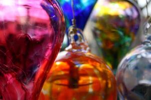 grassetto e vibrante colorato mano soffiato bicchiere ornamenti foto
