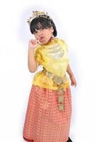 un' 10 anno vecchio indonesiano ragazza indossare tradizionale Abiti a partire dal palembang foto