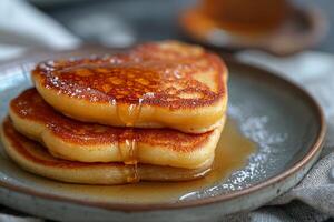 ai generato pila di a forma di cuore Pancakes con miele su un' piatto. Visualizza a partire dal sopra. servito su il cucina tavolo per prima colazione foto