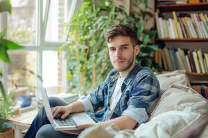 ai generato giovane uomo si siede nel leggero bellissimo camera con il computer portatile e libri foto