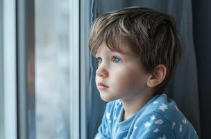 ai generato giovane ragazzo guardando su il finestra foto