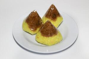 speziato appiccicoso riso serundeng è un' tradizionale indonesiano cibo quello è spesso mangiato come prima colazione o spuntini o per rompere il veloce. fatto a partire dal al vapore appiccicoso riso e cosparso con speziato o dolce serundeng foto