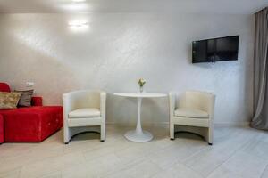 camera, sala o corridoio con rosso mobilia foto