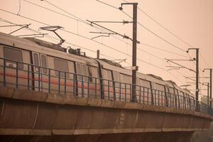 nuovo delhi, India, febbraio 17 2024 - delhi la metropolitana treno in arrivo a jhandewalan la metropolitana stazione nel nuovo delhi, India, Asia, pubblico la metropolitana in partenza a partire dal jhandewalan stazione foto