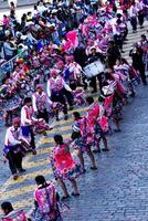 uomini e donne danza nel tradizionale costume foto