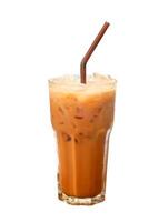 davanti Visualizza di freddo arancia tailandese tè con condensato latte e ghiaccio isolato su bianca sfondo con ritaglio sentiero foto