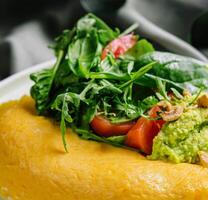 frittata servito con avocado puré e ciliegia pomodori vicino su foto