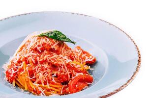 spaghetti pasta nel pomodoro salsa e parmigiano formaggio foto