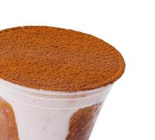 italiano dolce Tiramisù nel plastica bicchiere foto