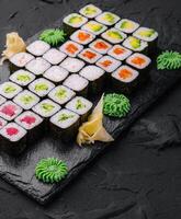 maki Sushi impostato servito su nero pietra vassoio foto