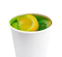 ghiacciato verde tè con Limone nel un' plastica tazza foto