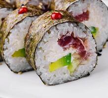 Sushi maki con tonno e avocado foto