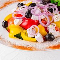 fresco fatti in casa greco insalata con basilico le foglie su un' piatto foto