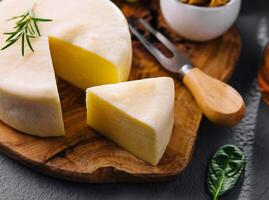 il giro formaggio su un' di legno tavola vicino su foto