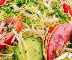 insalata a partire dal fresco cavolo, cetrioli e pomodori foto