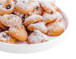 Natale biscotti con in polvere zucchero su piatto foto