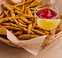 fritte pesce con Limone e ketchup foto