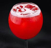 alcolizzato cocktail con fragole vicino su foto