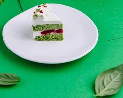 pistacchio torta con lampone marmellata dentro foto