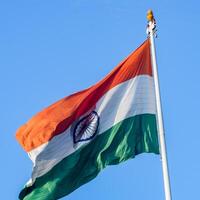 sventolando la bandiera indiana, bandiera dell'india, bandiera indiana che svolazza in alto a connaught place con orgoglio nel cielo blu, bandiera indiana, har ghar tiranga, sventolando la bandiera indiana foto