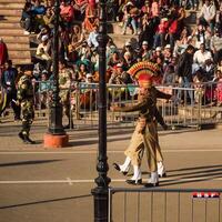 wagah confine, amritsar, punjab, India, 02 febbraio 2023 - bandiera cerimonia di confine sicurezza vigore bsf guardie ✔ a India-Pakistan confine vicino attari amritsar, punjab, India tenuto ogni giorno sera tempo foto