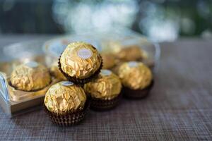 bangkok, Tailandia - febbraio 29, 2024 ferrero Rocher pieno con cioccolato avvolto nel d'oro carta foto