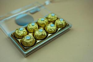 bangkok, Tailandia - marzo 9, 2024 ferrero Rocher cioccolato e nocciola confetteria palle. foto