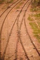 Visualizza di treno ferrovia brani a partire dal il mezzo durante giorno a kathgodam ferrovia stazione nel India, treno ferrovia traccia Visualizza, indiano ferrovia giunzione, pesante industria foto