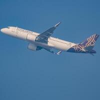 nuovo delhi, India, dicembre 25 2023 - vistara airbus a320 neo prendere via a partire dal indra gandhi internazionale aeroporto delhi, vistara domestico aereo volante nel il blu cielo durante giorno tempo foto