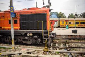 amritsar, India, febbraio 03 2024 - indiano treno elettrico locomotiva motore a amritsar ferrovia stazione durante il giorno volta, amritsar shatabdi treno elettrico locomotiva motore foto