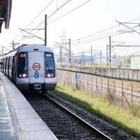 nuovo delhi, India, febbraio 17 2024 - delhi la metropolitana treno in arrivo a jhandewalan la metropolitana stazione nel nuovo delhi, India, Asia, pubblico la metropolitana in partenza a partire dal jhandewalan stazione foto