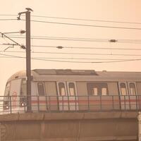 nuovo delhi, India, febbraio 17 2024 - delhi la metropolitana treno in arrivo a jhandewalan la metropolitana stazione nel nuovo delhi, India, Asia, pubblico la metropolitana in partenza a partire dal jhandewalan stazione foto