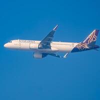 nuovo delhi, India, dicembre 25 2023 - vistara airbus a320 neo prendere via a partire dal indra gandhi internazionale aeroporto delhi, vistara domestico aereo volante nel il blu cielo durante giorno tempo foto