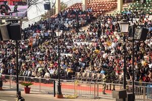 wagah confine, amritsar, punjab, India, 02 febbraio 2023 - bandiera cerimonia di confine sicurezza vigore bsf guardie ✔ a India-Pakistan confine vicino attari amritsar, punjab, India tenuto ogni giorno sera tempo foto