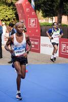 nuovo delhi, India - ottobre 15 2023 - vedanta delhi metà maratona gara dopo covid nel quale maratona partecipanti di per attraversare il finire linea, delhi metà maratona 2023 foto