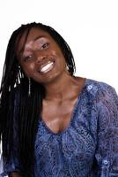 sorridente attraente africano americano donna bagnato vestito foto
